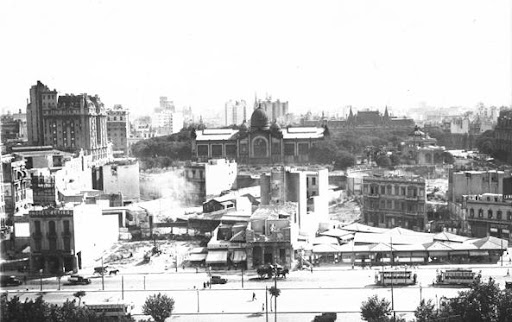 Edificios en demolición al pie de la barranca de la Plaza, hacia 1934.